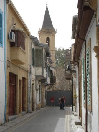 Nicosia - Turkse Tanzimatstraat met de muur en de Heilige Kruiskerk in de Griekse sector